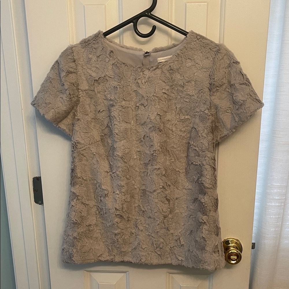 Leifsdottir Faux Fur Textured Short-Sleeve Women's Top in Light Gray